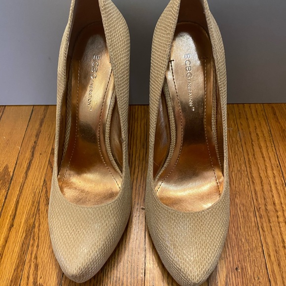 BCBG HIGH HEEL TAN SNAKE PRINT HEELS SIZE 8 - Picture 2 of 9